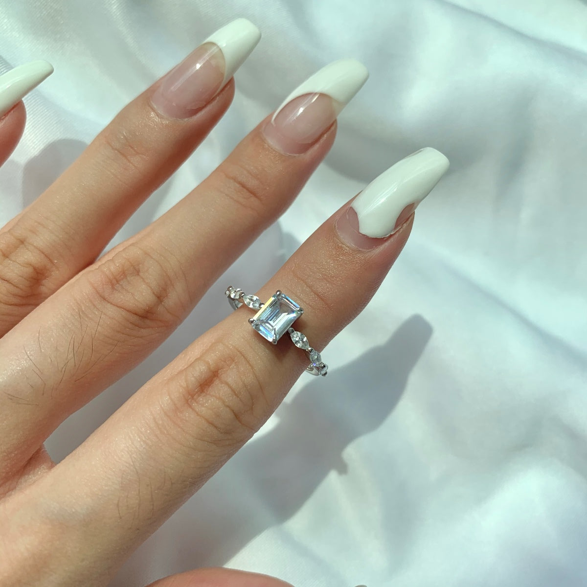[Everoly JW]1.0 Carat Dainty Resplendent Radiant Cut Daily Ring