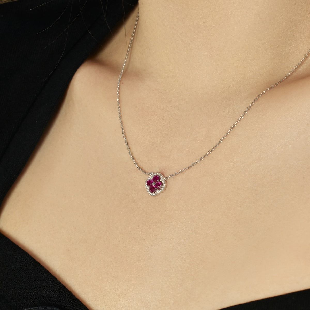 [Everoly JW]Exquisite Necklace With Four-Leaf Clover Flower Design