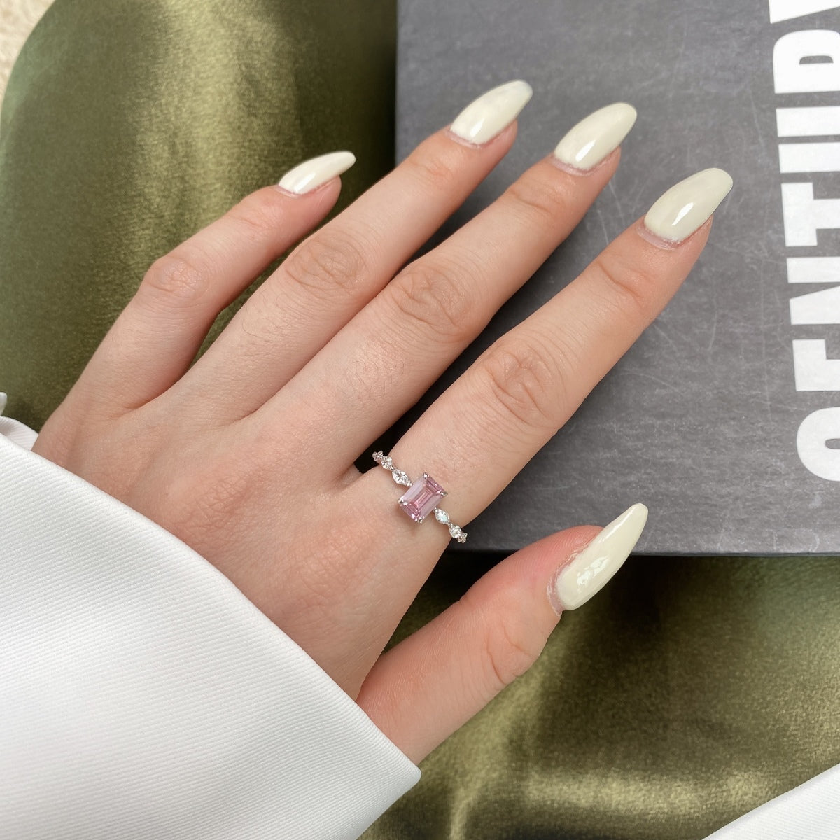 [Everoly JW]1.0 Carat Dainty Resplendent Radiant Cut Daily Ring