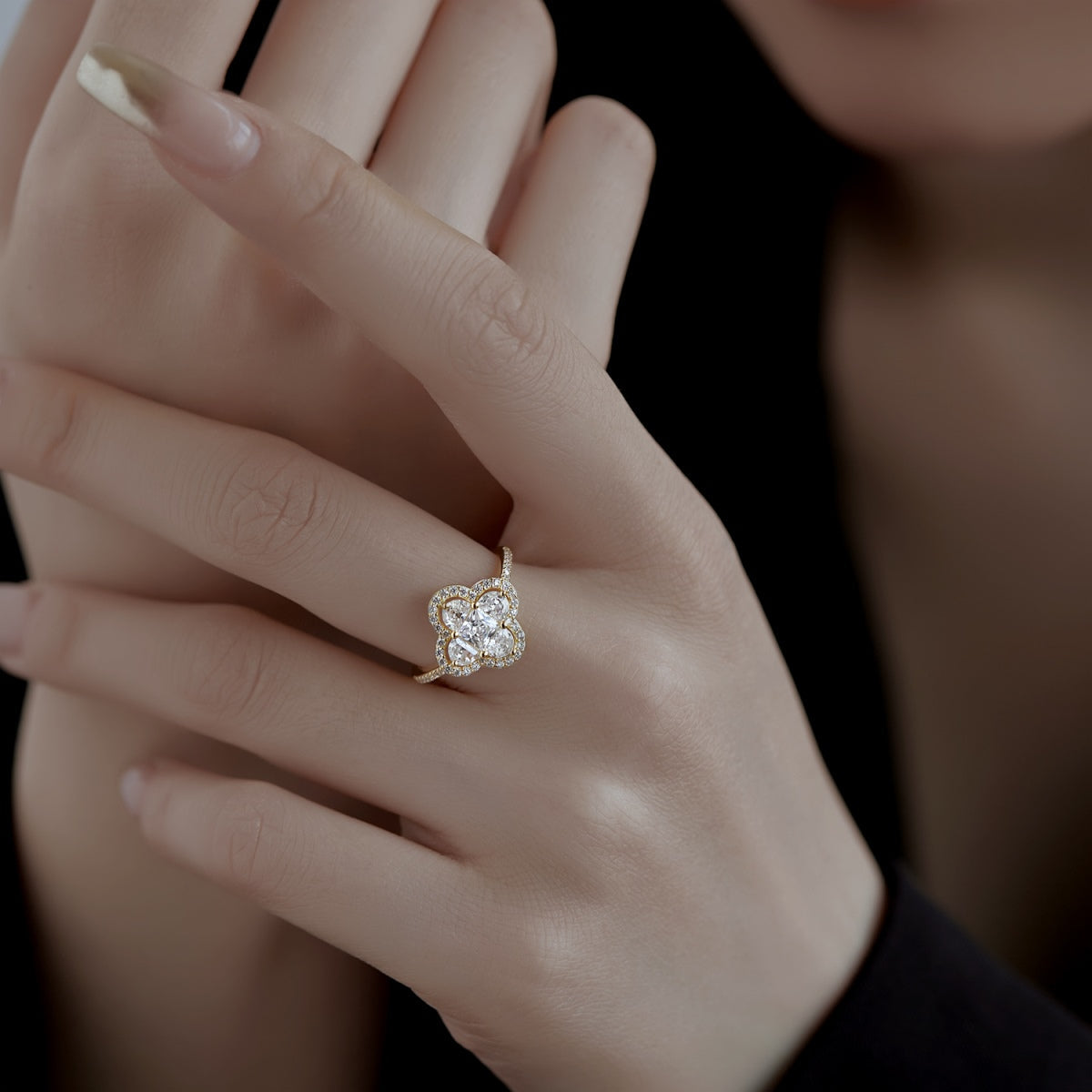 [Everoly JW]Luxurious Eternity Flower Shape Banquet Ring