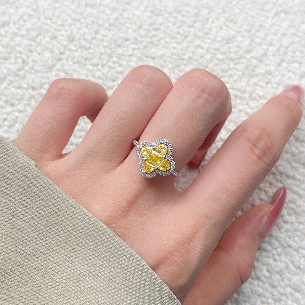 [Everoly JW]Luxurious Eternity Flower Shape Banquet Ring