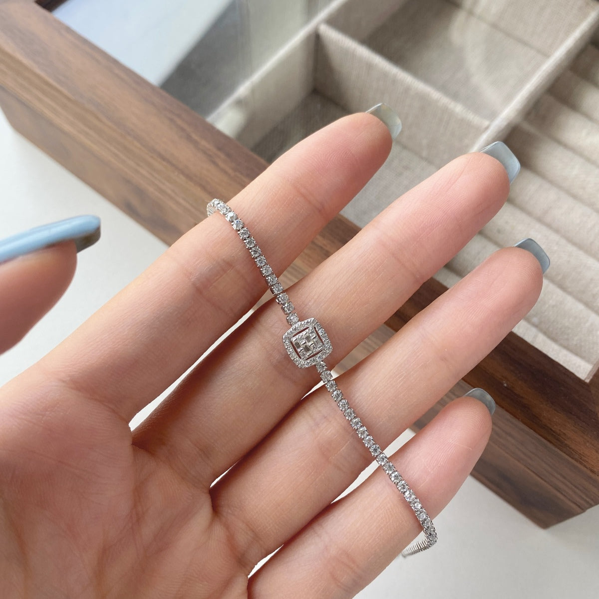 [Everoly JW]Luxurious Dazzling Square Shape Banquet Bracelet