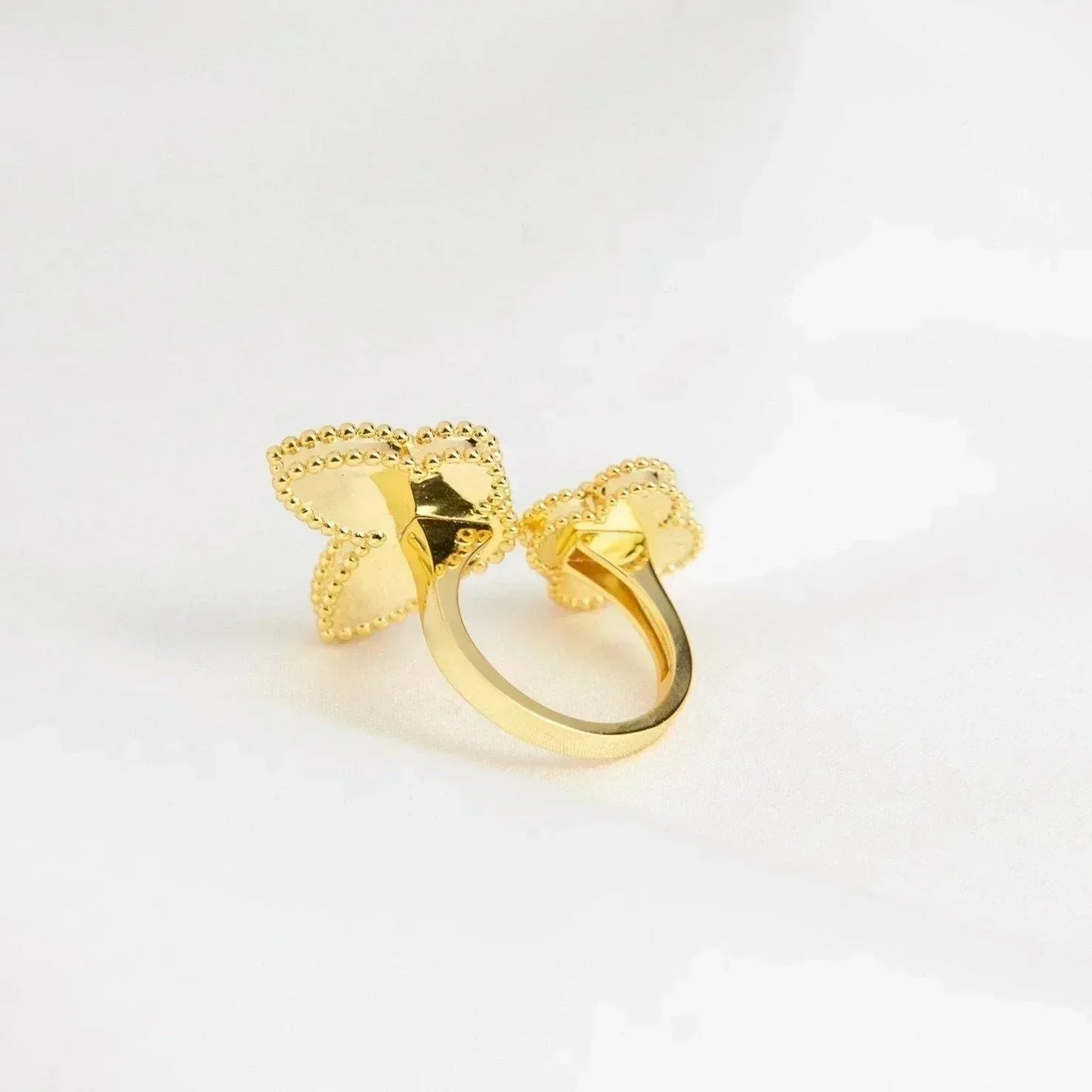 [Everoly JW]LUCKY BETWEEN THE FINGER RING