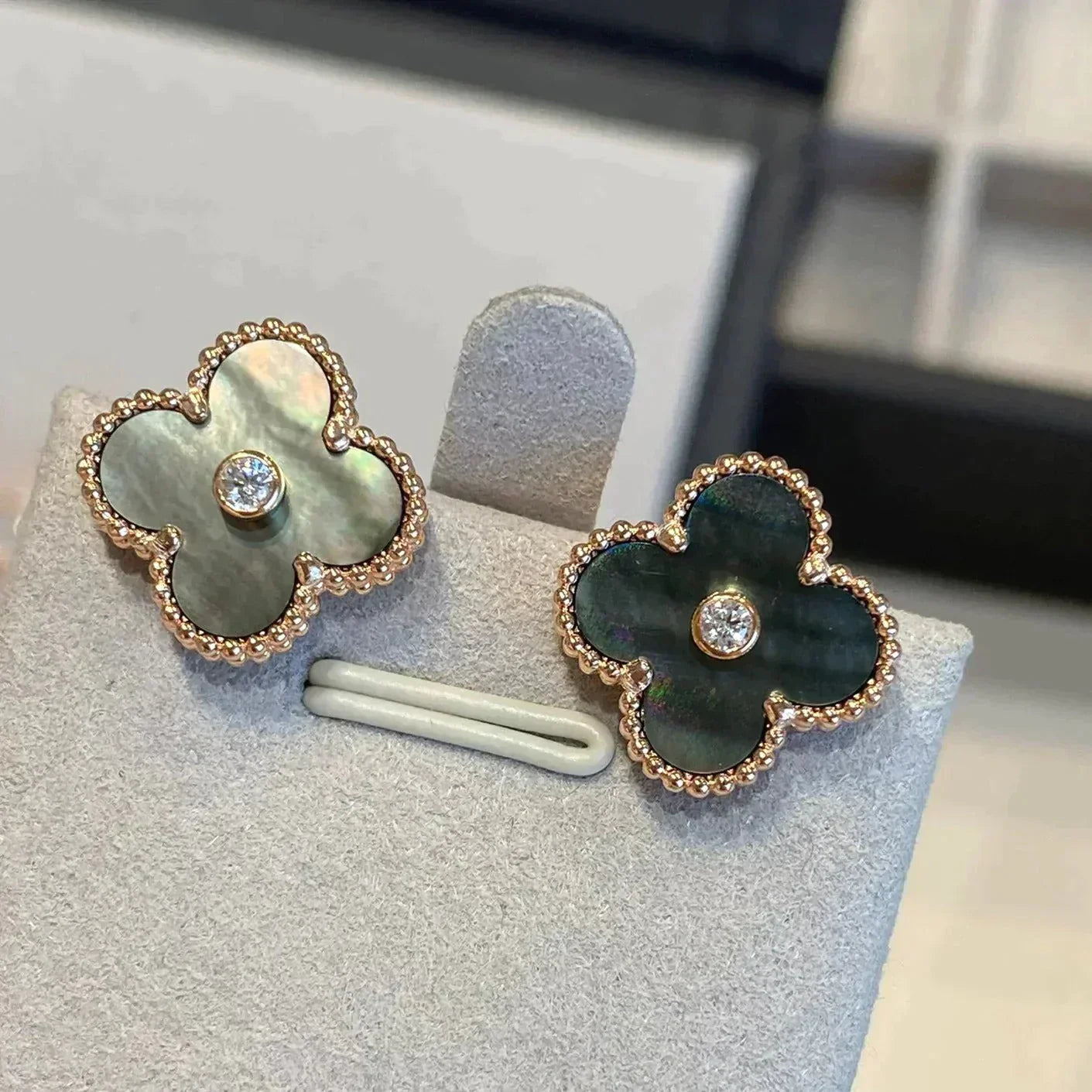 [Everoly JW]CLOVER MEDIUM 1 MOTIFS GRAY MOP  DIAMOND EARRINGS