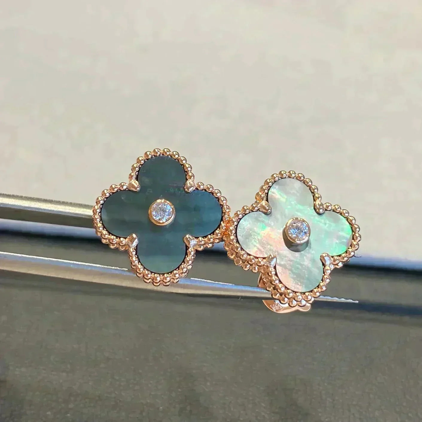 [Everoly JW]CLOVER MEDIUM 1 MOTIFS GRAY MOP  DIAMOND EARRINGS