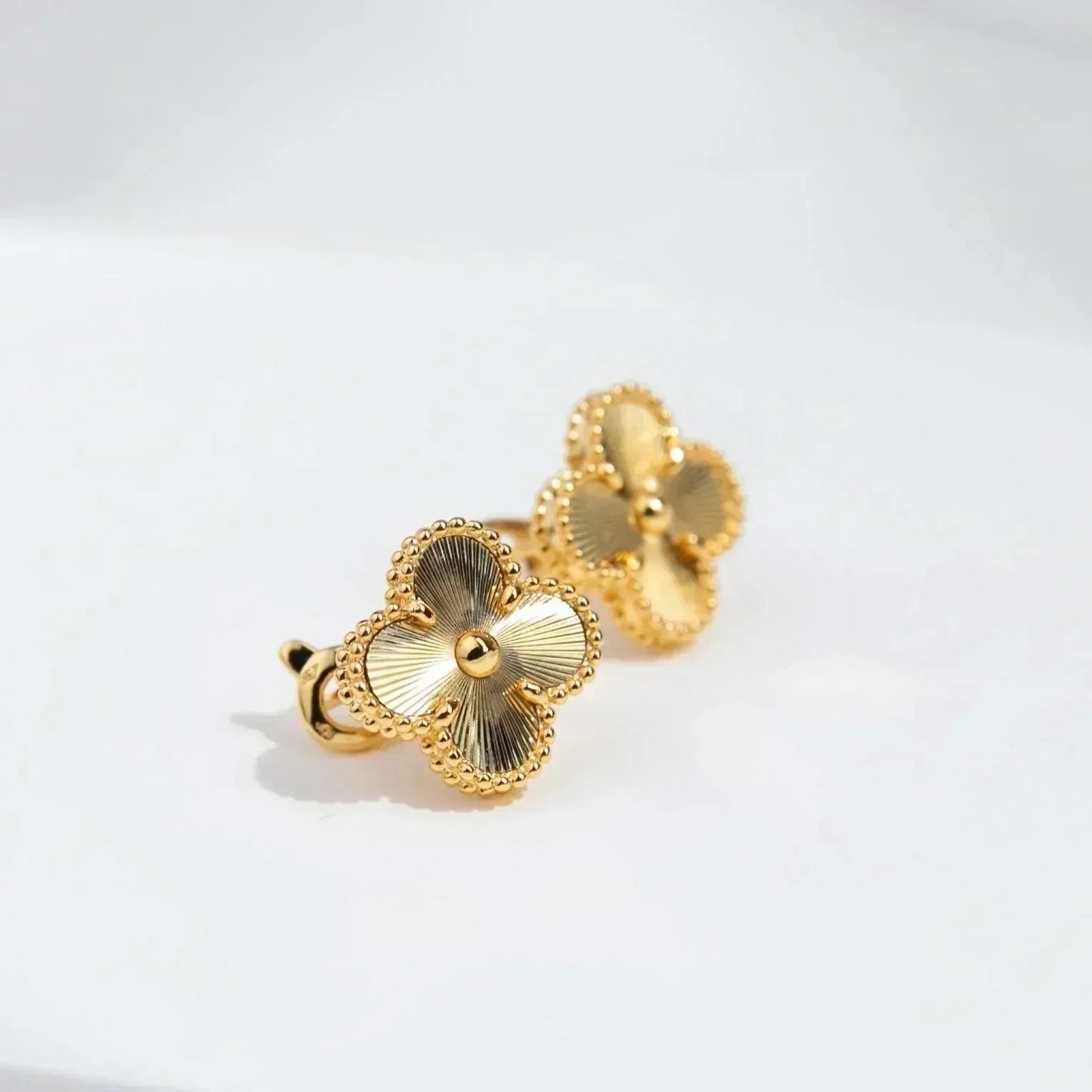 [Everoly JW]CLOVER MEDIUM 1 MOTIFS LASER EARRINGS