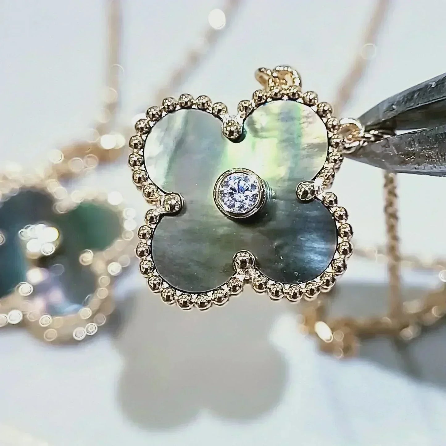 [Everoly JW]CLOVER 15MM DIAMOND AND MOTHER-OF-GREY NECKLACE