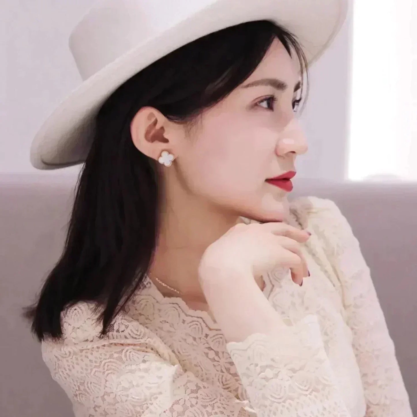 [Everoly JW]CLOVER MEDIUM 1 MOTIFS  WHITE MOP STUD EARRINGS