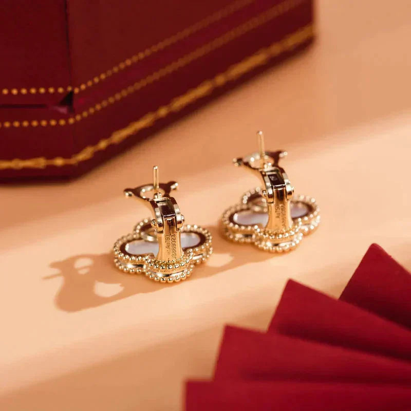 [Everoly JW]CLOVER MEDIUM 1 MOTIFS  WHITE MOP STUD EARRINGS