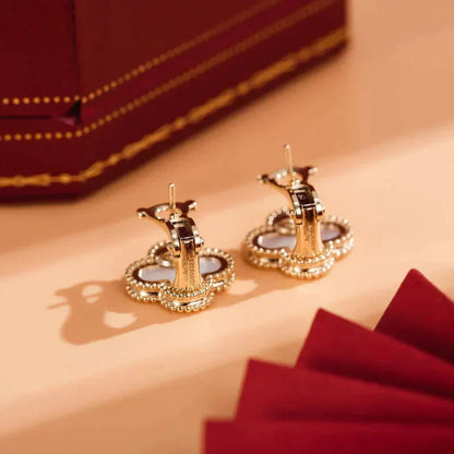 [Everoly JW]CLOVER MEDIUM 1 MOTIFS  WHITE MOP STUD EARRINGS