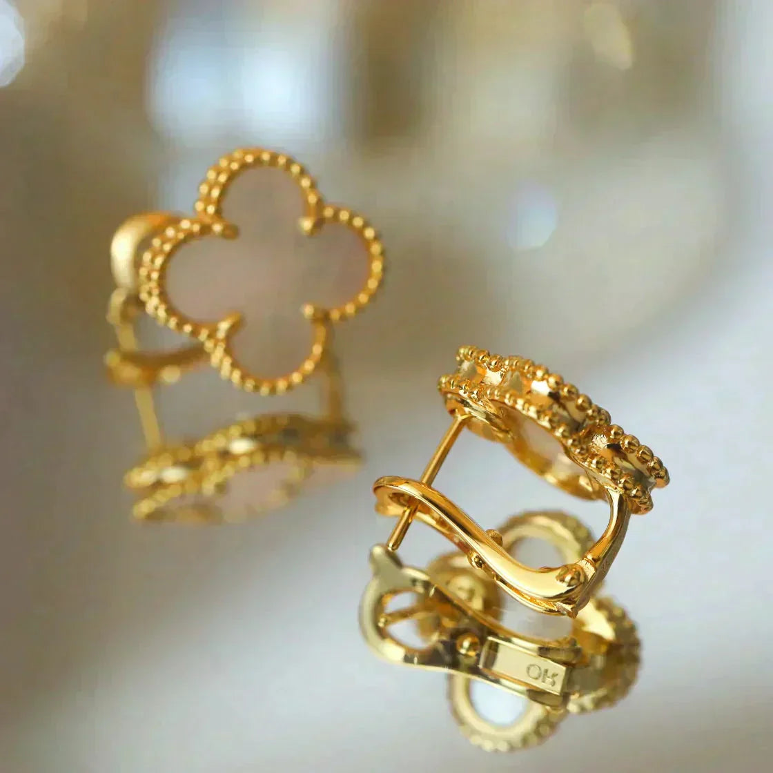[Everoly JW]CLOVER MEDIUM 1 MOTIFS  WHITE MOP STUD EARRINGS
