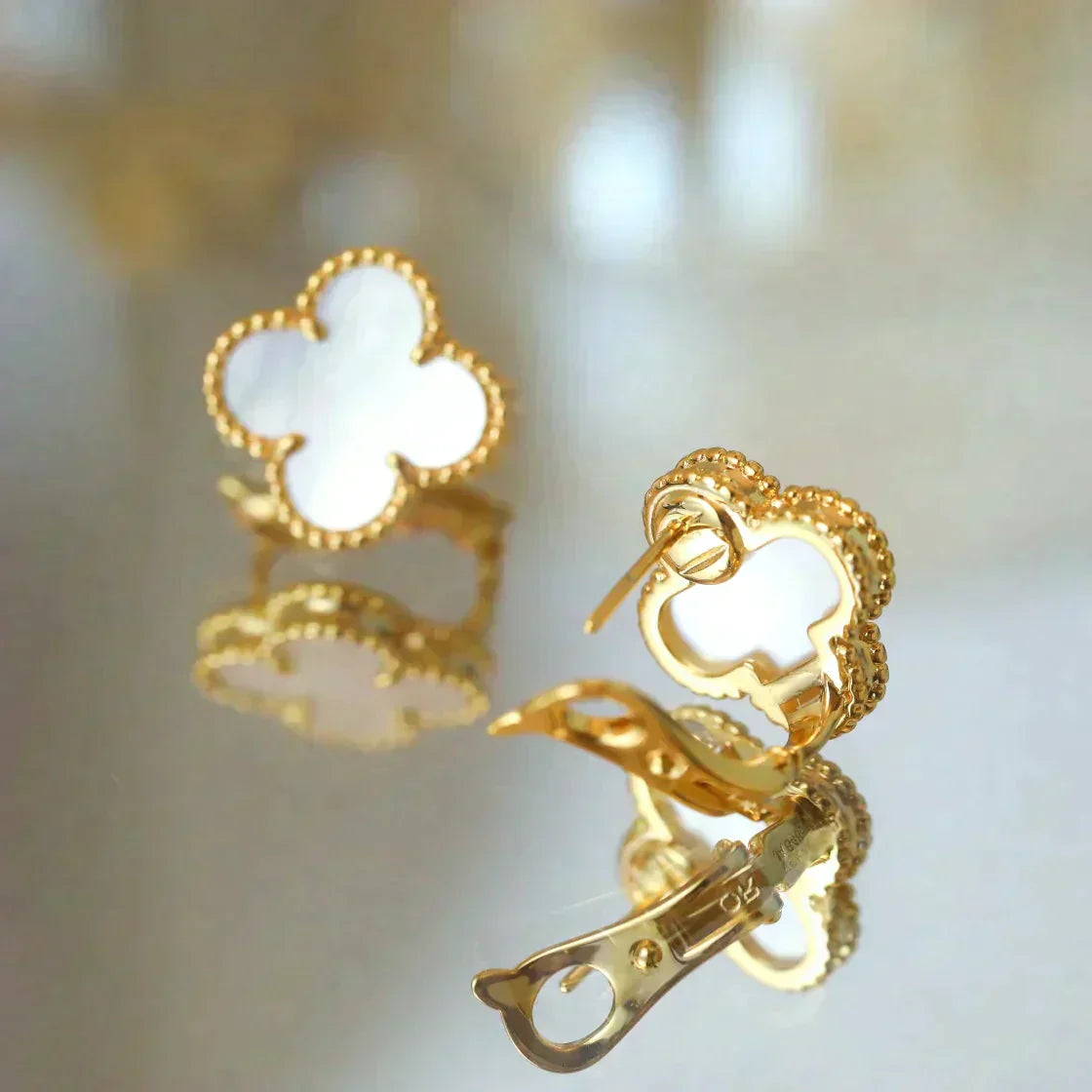 [Everoly JW]CLOVER MEDIUM 1 MOTIFS  WHITE MOP STUD EARRINGS