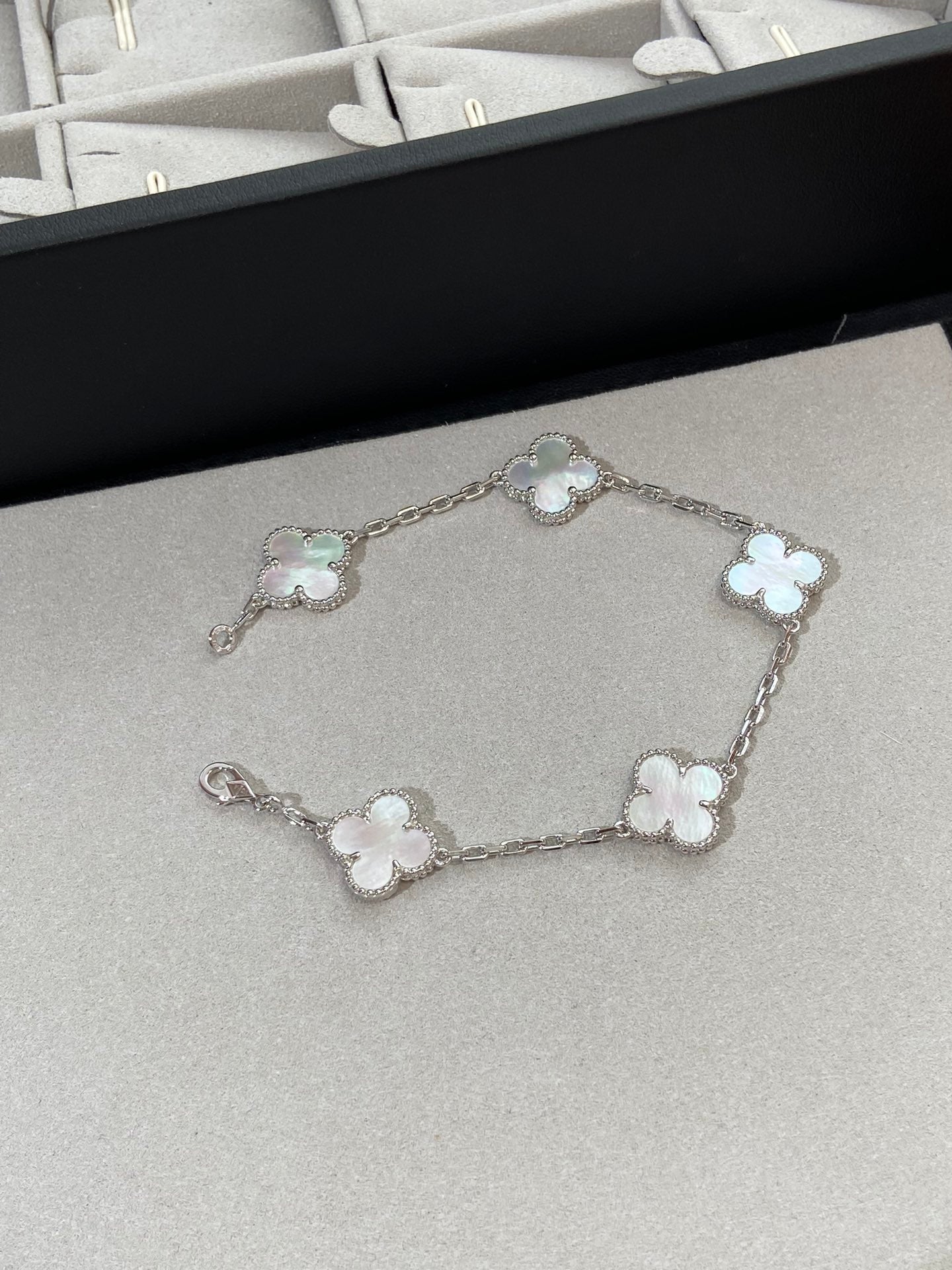 [Everoly JW] CLOVER WHITE PEARL MOP 5 MOTIF BRACELET COLLECTION