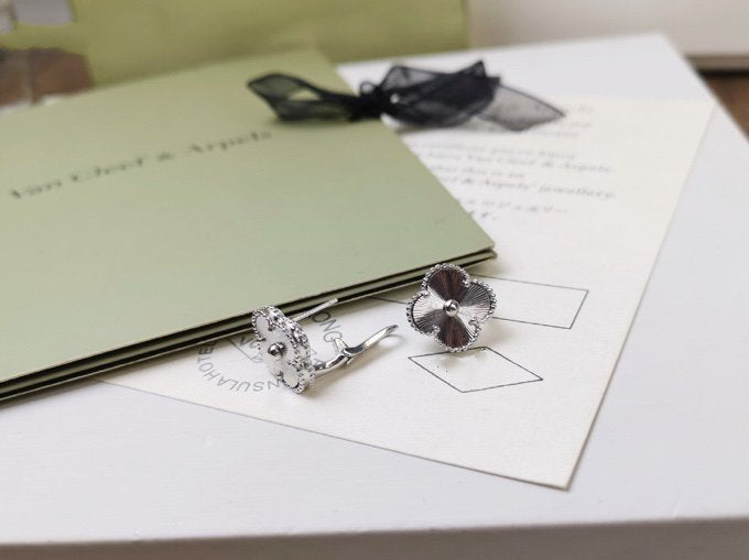 [Everoly JW]CLOVER MEDIUM STUD EARRINGS