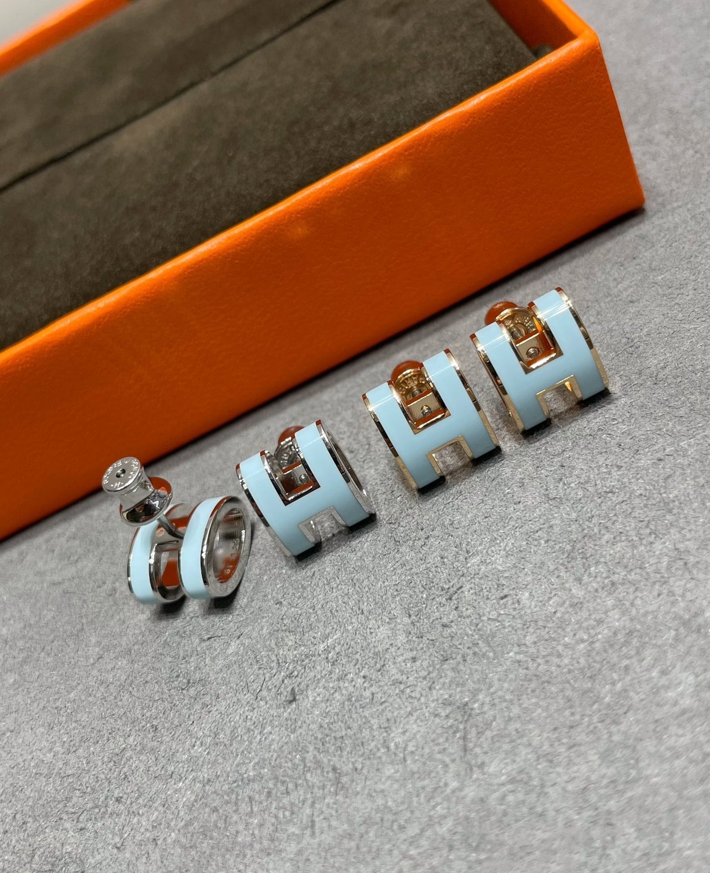 [Everoly JW]POP H SKY BLUE STUD EARRINGS