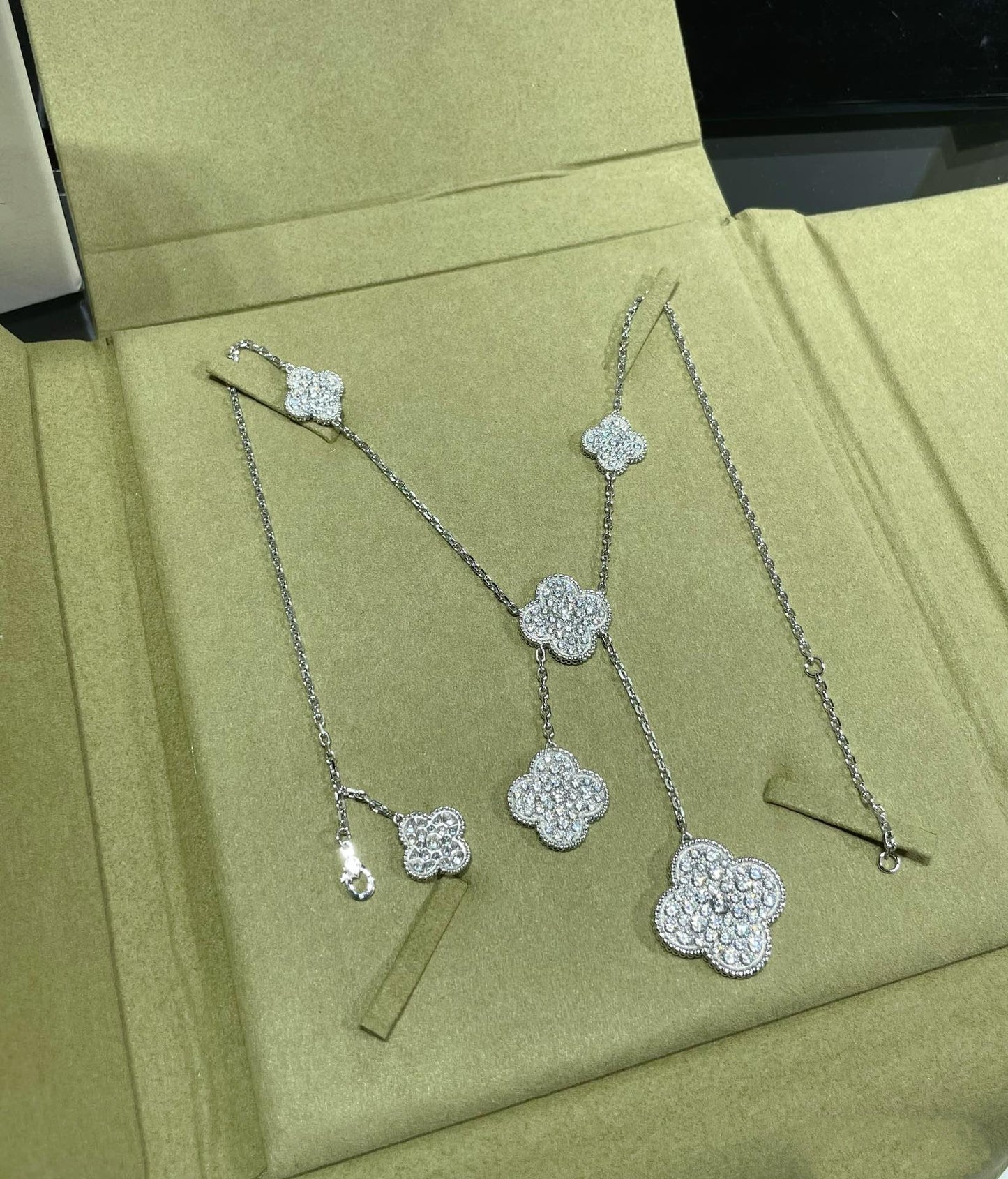 [Everoly JW]CLOVER 6 MOTIF DIAMOND PAVED NECKLACE