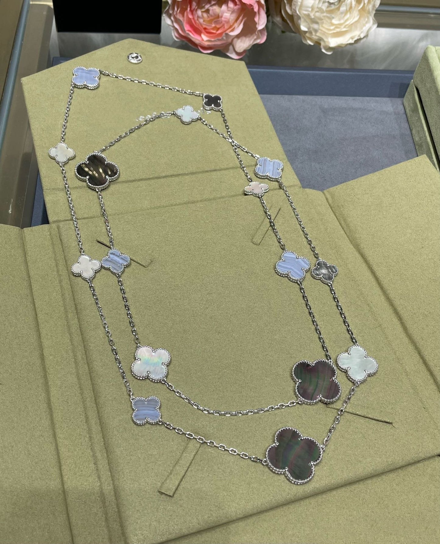 [Everoly JW]CLOVER 16 MOTIF CHALCEDONY MOP SILVER NECKLACE