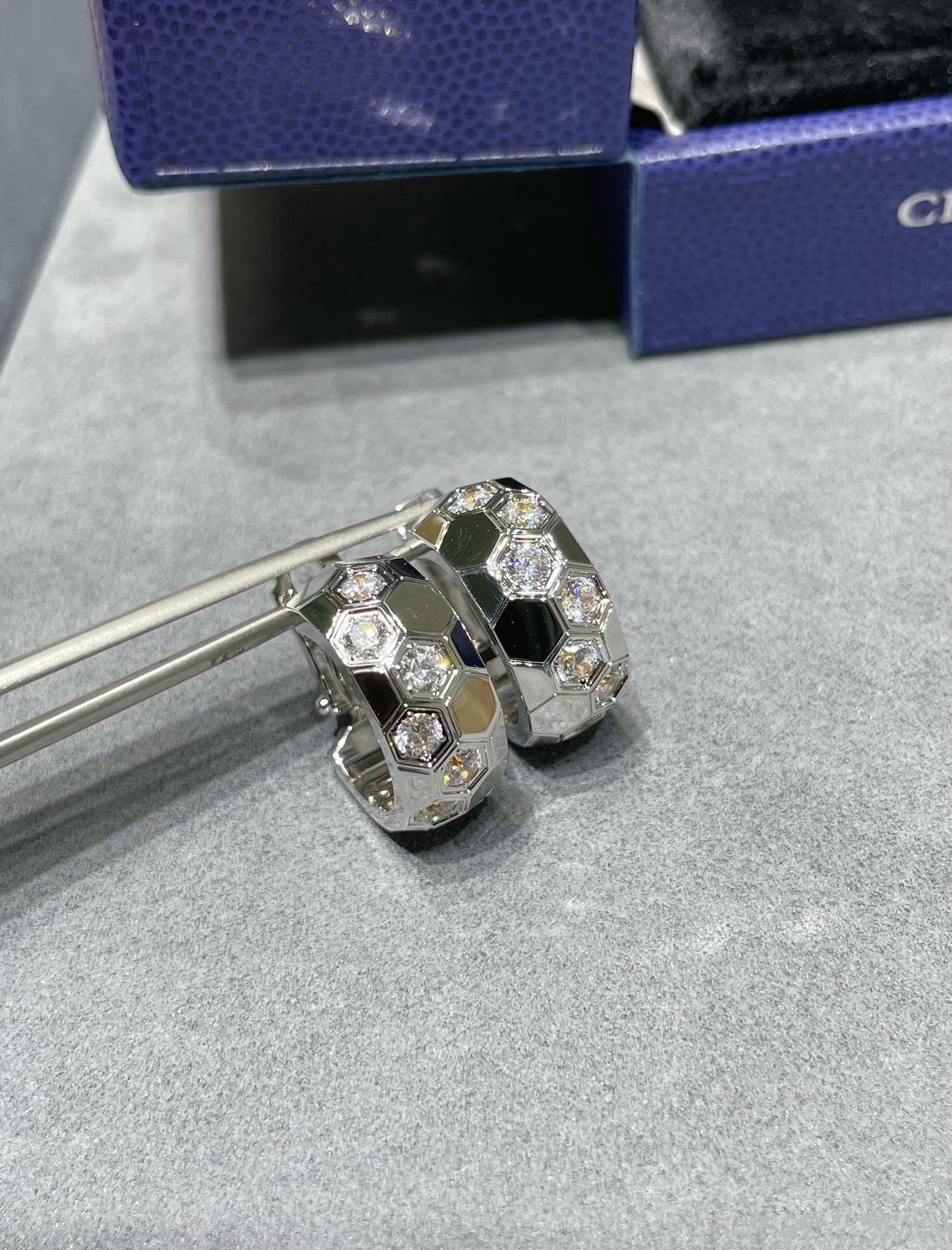 [Everoly JW]BEE LOVE DIAMOND HOOP EARRINGS