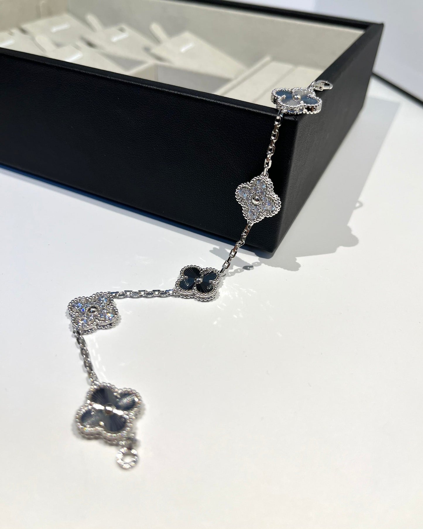 [Everoly JW]  CLOVER 5 MOTIF LASER BRACELET COLLECTION