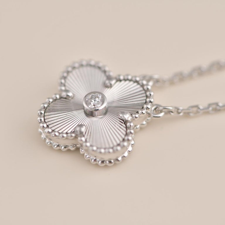 [Everoly JW]CLOVER  15MM DIAMOND LASER NECKLACE SILVER