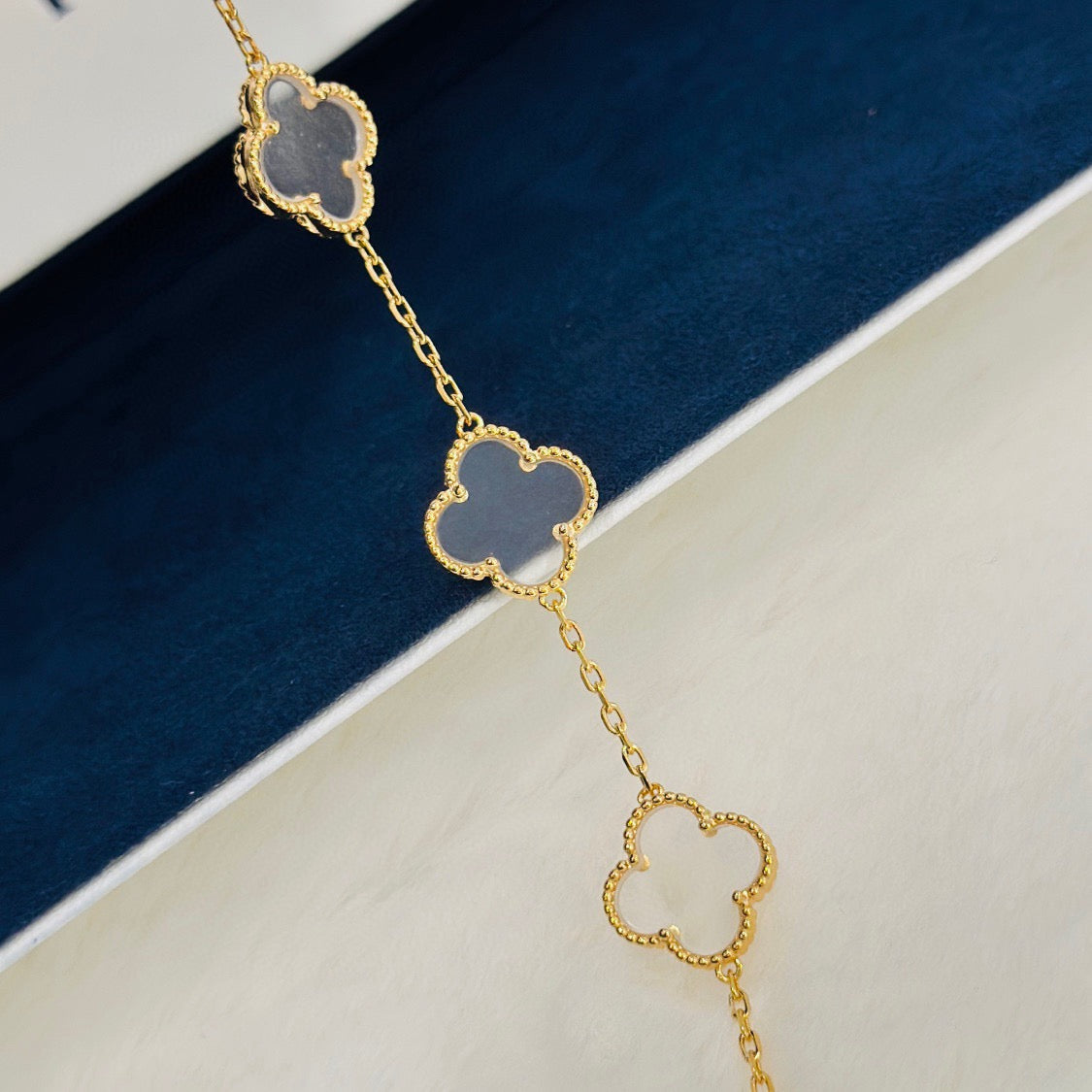 [Everoly JW] CLOVER 5 MOTIF ROCK CRYSTAL BRACELET