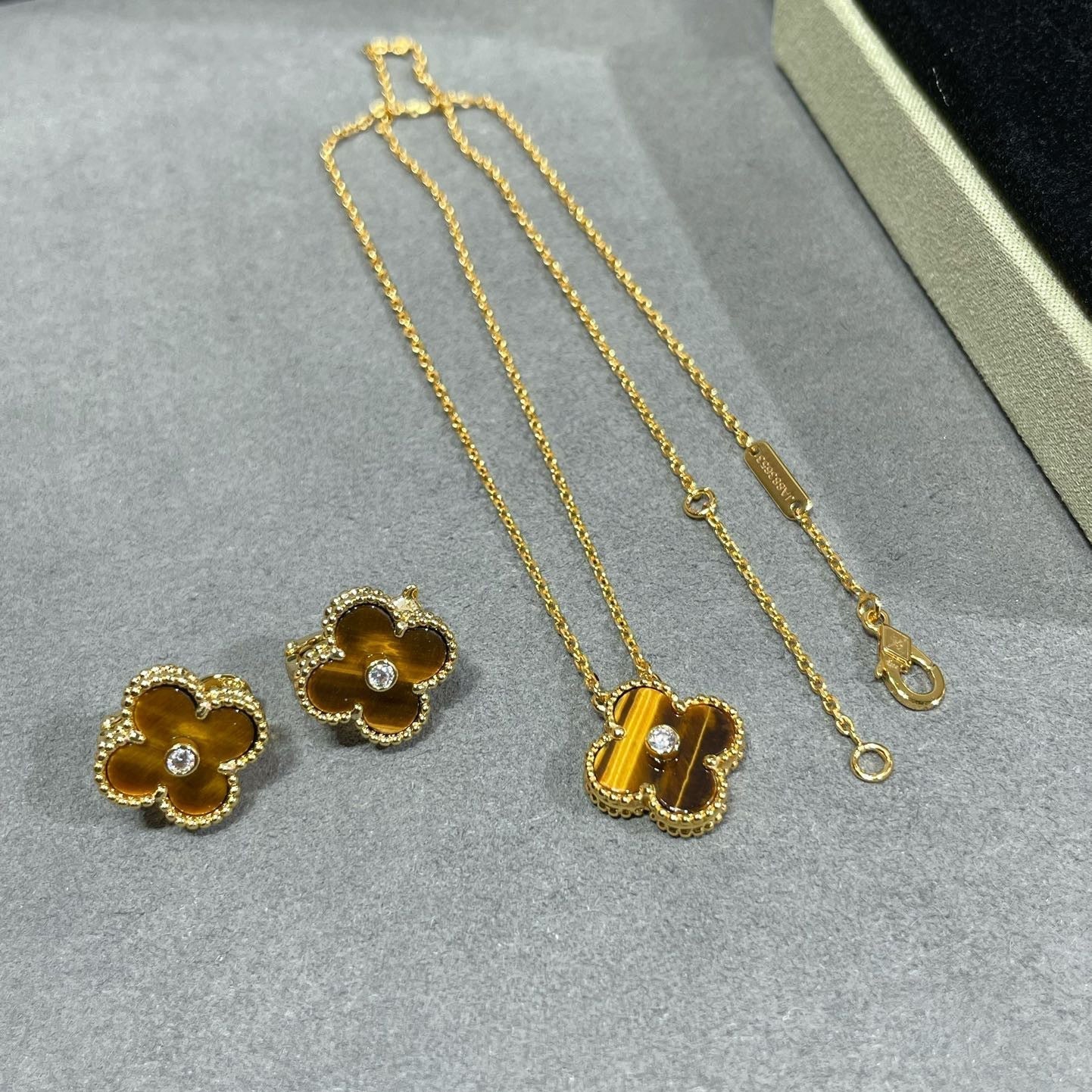[Everoly JW]CLOVER 15MM DIAMOND AND YELLOW TIGER'S EYE AGATE necklace