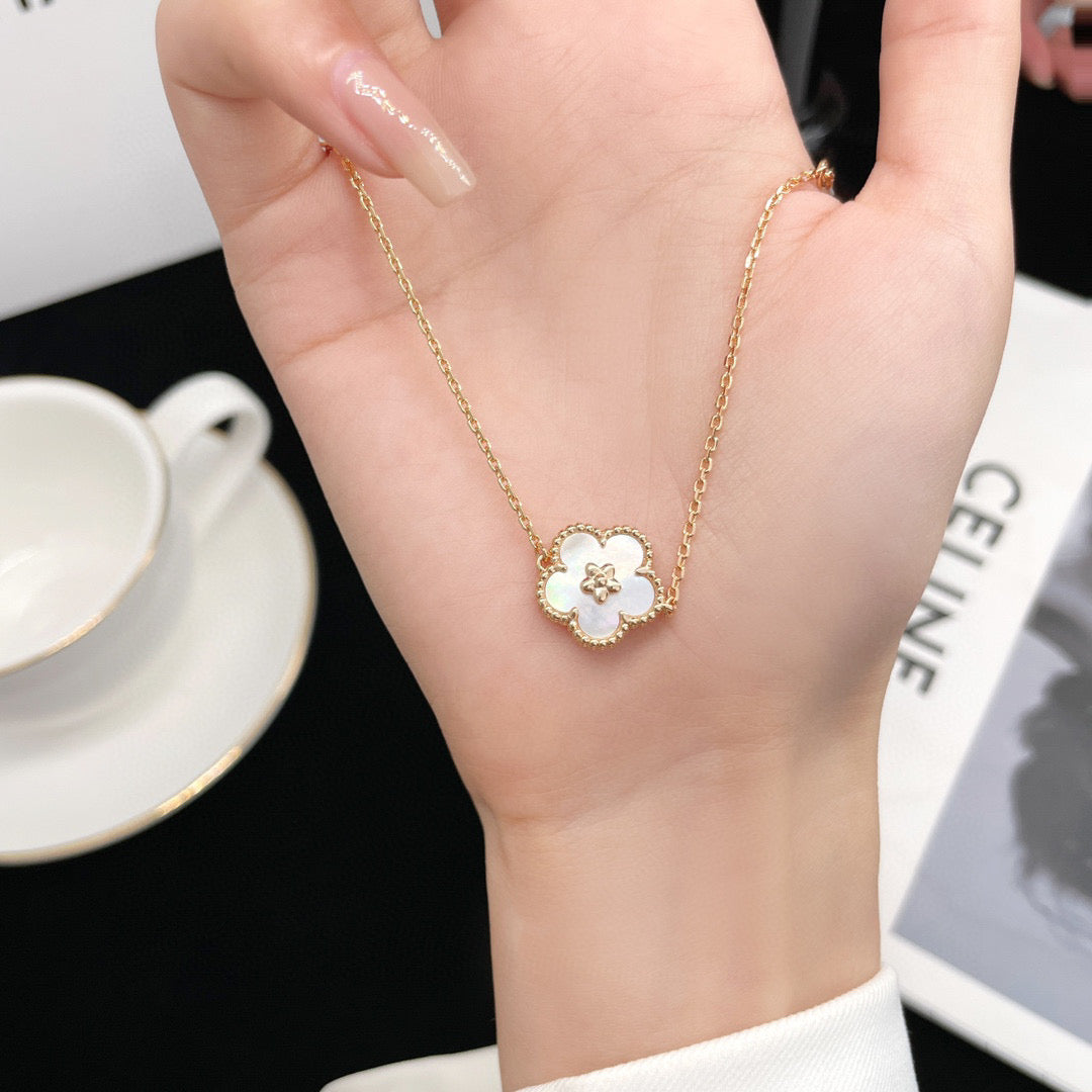 [Everoly JW]LUCKY  WHITE MOP  PLUM BLOSSOM NECKLACE