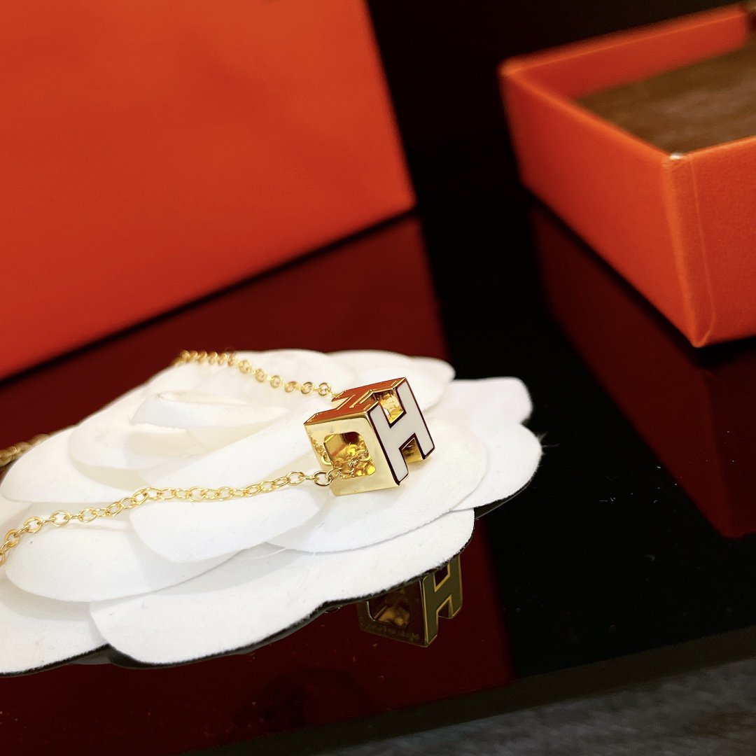 [Everoly JW]H WHITE SQUARE GOLD NECKLACE