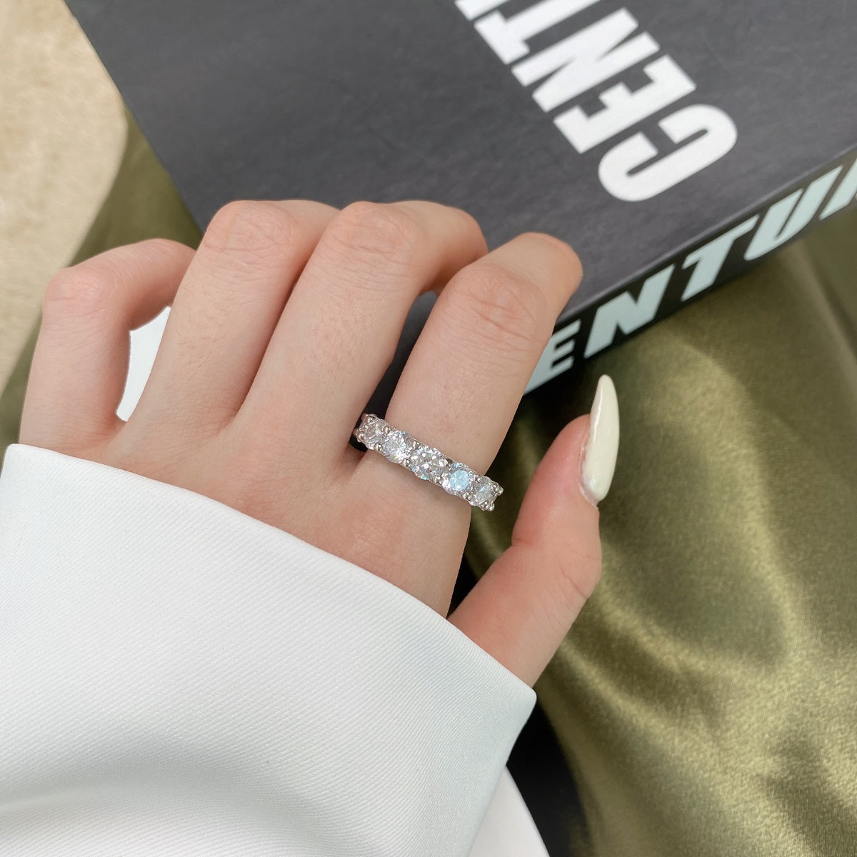 [Everoly JW]Gorgeous Round Cut Tennis Ring