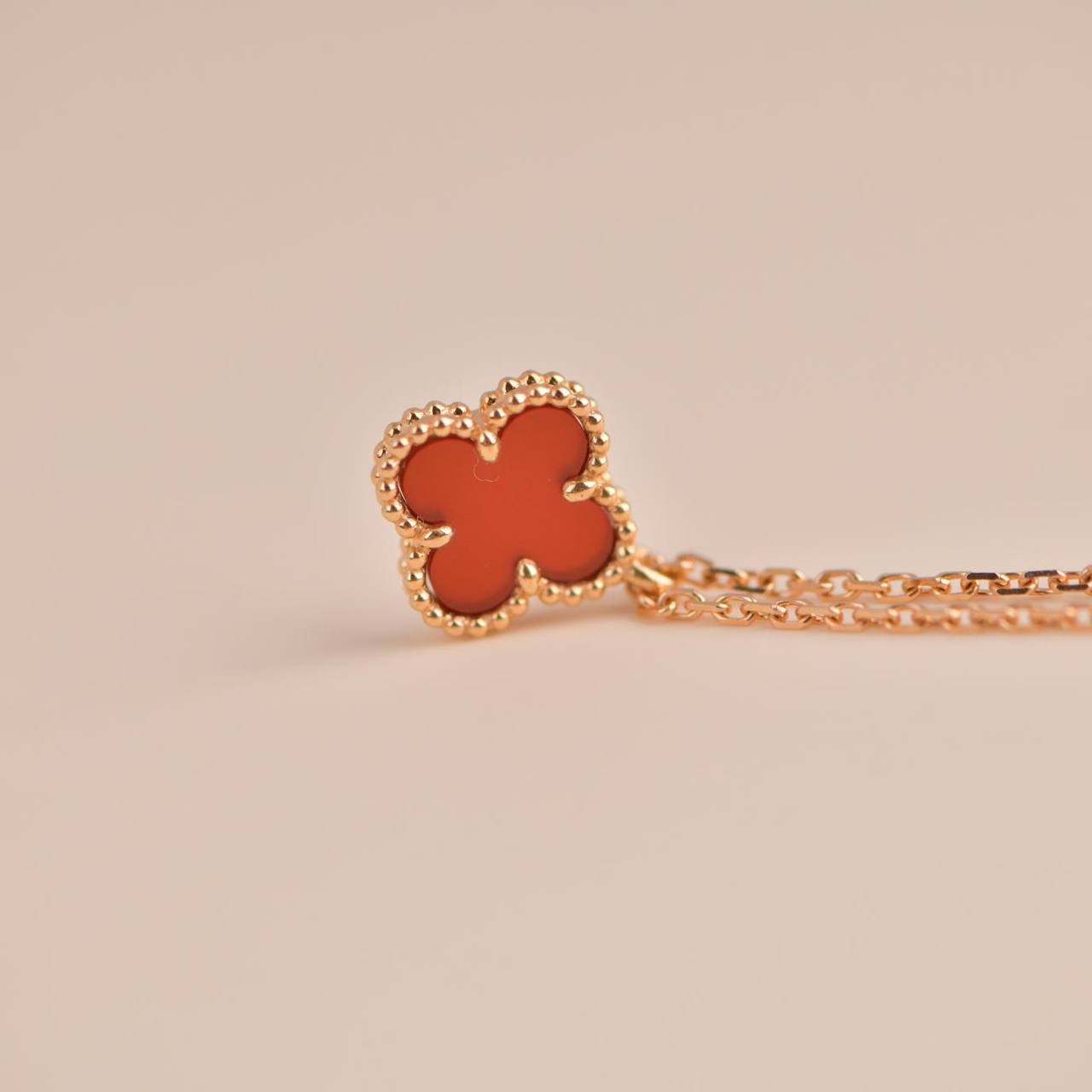 [Everoly JW]CLOVER MINI 9.5MM WHITE CARNELIANS NECKLACE