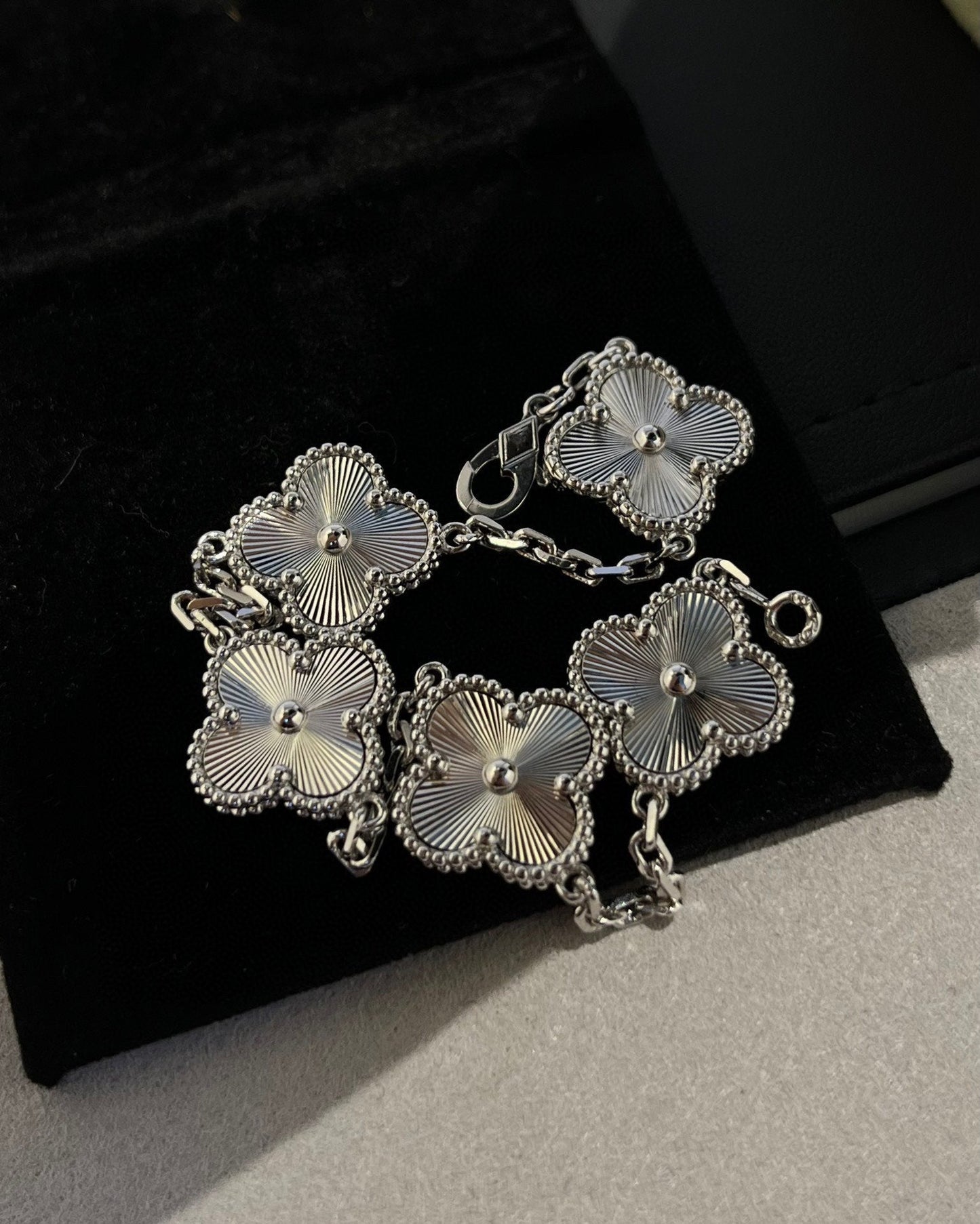 [Everoly JW]  CLOVER 5 MOTIF LASER BRACELET COLLECTION
